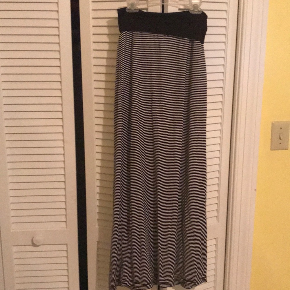 🛍 Black and white stripped maxi skirt